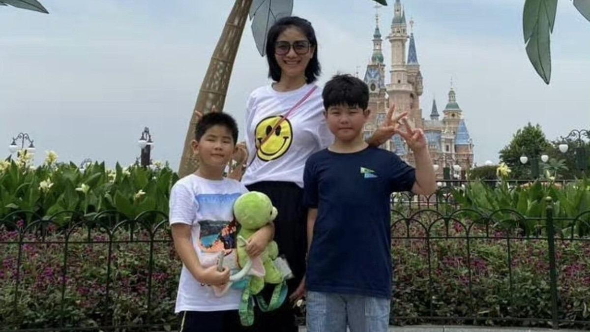 沙溢|网友偶遇沙溢逛游乐园，安吉已高到父亲肩膀，不见胡可小鱼儿现身