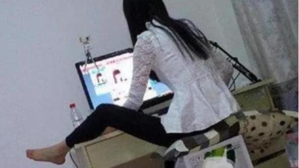 |“这么粗鲁的坐姿，还有成批的人喜欢她，我差在哪了呢？”
