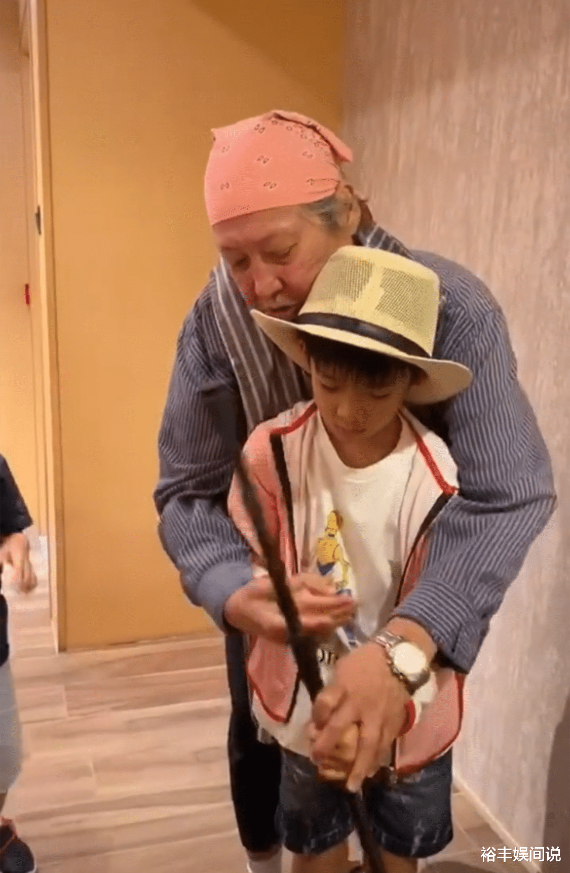 隔辈亲 洪金宝手把手教孙子耍拐杖 戴头巾潮范足 近照瘦太多 娱乐资讯 娱乐新媒体