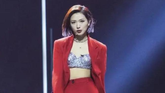 宋茜|宋茜的状态真好，穿西装依然女人味十足，网友：“像林志玲”