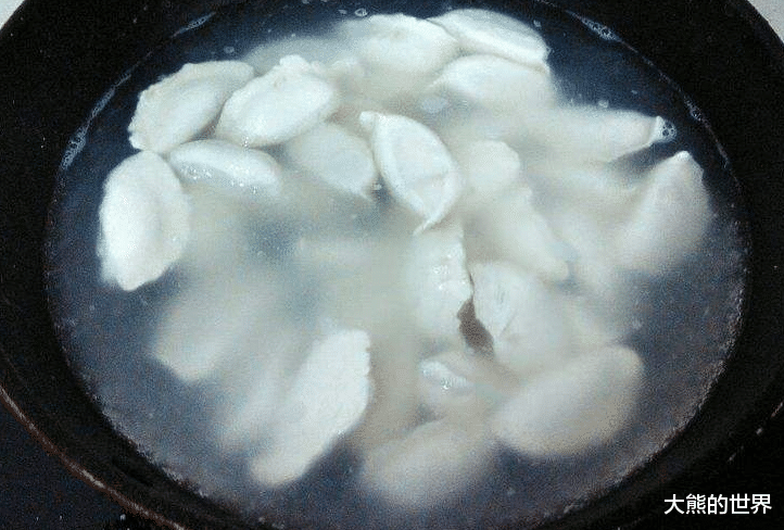 煮冷冻饺子,开水下锅还是冷水下锅?学会一招,饺子不开裂不露馅 煮冷冻饺子,开水下锅还是冷水下锅?学会一招,饺子不开裂不露馅