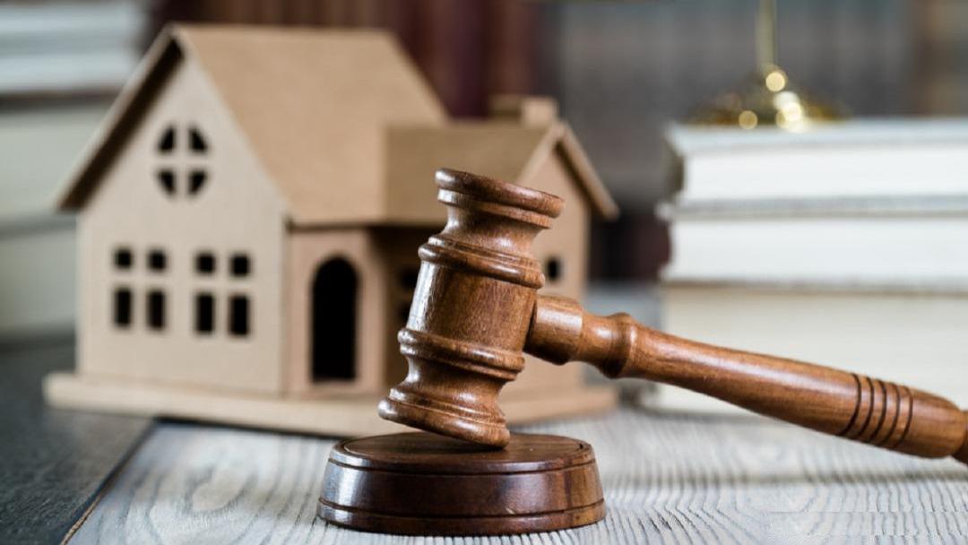 这套法拍房拍下来五个月不能入住，原业主要求赔偿30W才腾房，求助法院却得到的是：你怎么