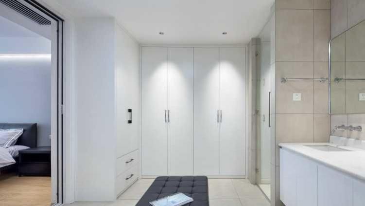 整面隐形墙隔出两个空间，巧妙设计，连墙角都不放过，值得一看