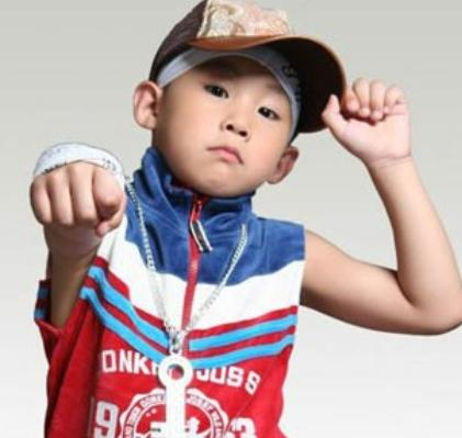 9岁与周杰伦登春晚,父母为他卖掉房子,侯高俊杰如今怎么样了? 9岁与周杰伦登春晚,父母为他卖掉房子,侯高俊杰如今怎么样了?