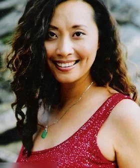 她曾出演过《家有儿女》，因前夫病故而退出娱乐圈！