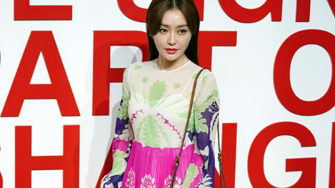 秦岚|秦岚也太美了，一袭雪纺印花裙秀窈窕身姿，无滤镜生图也没崩颜值