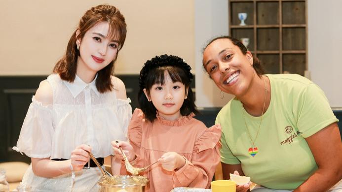 生肖 洪欣罕见带女儿合体捞金，穿网纱裙同女儿似姐妹，和她还有同款刘海