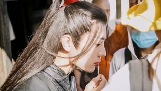 肖战|肖战又曝全新路透，嘴巴遭意外打破，却一直替工作人员解释