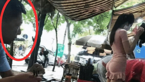 |“老板娘穿成这样卖早点，后面大哥的眼睛都看直了。”哈哈哈哈