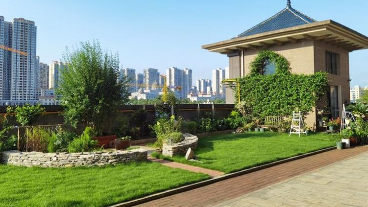 为这300㎡露台花园，毫不犹豫买了这房子，在城市屋顶过上田园生活