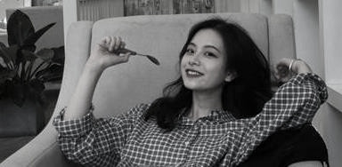 我们是情人。我们不能停止不爱。