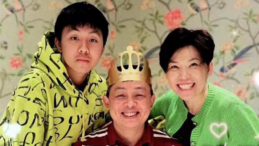 |邓亚萍晒全家福为老公庆生！夫妻搂肩太甜蜜，儿子帅气魁梧更像爸