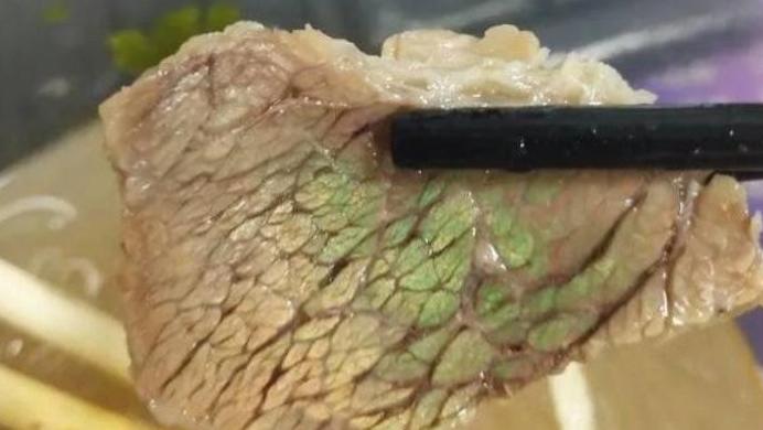 饺子|牛肉“泛绿光”还能吃吗？别不懂装懂，听听营养师怎么说