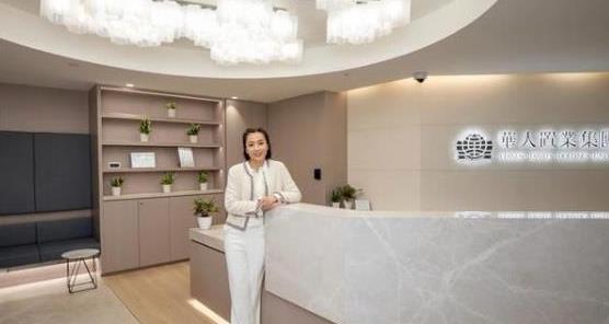 甘比现身香港海洋公园，支持继子