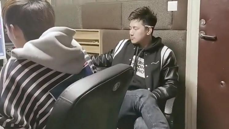 阿哲新公司装修完毕，录音棚操刀当“监制”，开启打造红人计划