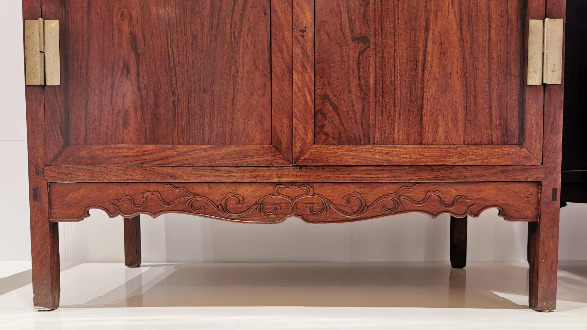 壸门舒展、卷草飘逸，黄花梨方角柜工手不凡