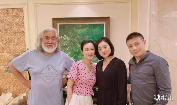 张纪中老婆漂亮是漂亮,但穿着有失身份,不像歌手白雪朴素大方!