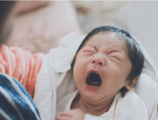 新生儿睡觉总是惊醒，突然用力蹬