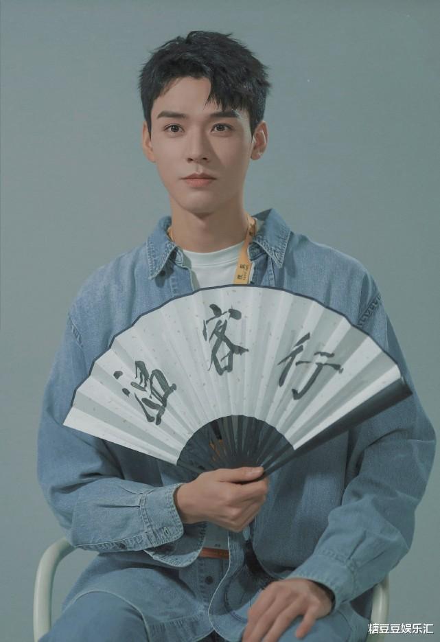 龚俊被夸手漂亮,后悔没学钢琴,粉丝:这音准别学音乐了,转扇子吧