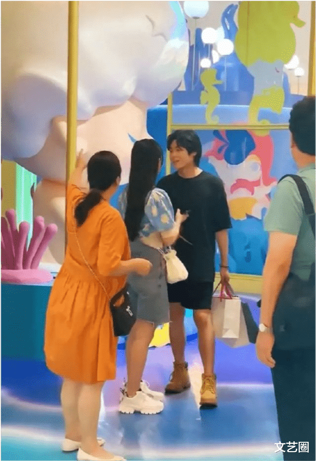 李莎旻子和隔壁老樊逛街被偶遇，两人全程牵手甜蜜自拍，画面高甜羡煞网友