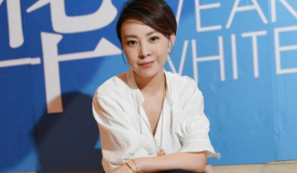 她是张嘉译的前妻，离婚后爱上孙红雷，今42岁美的像18岁少女