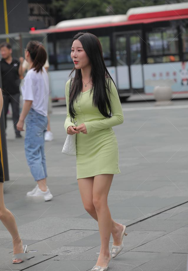 黄绿色针织小套装搭配镶钻高跟鞋，精致优雅，活泼少女
