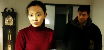 她是张嘉译的前妻，离婚后爱上孙红雷，今42岁美的像18岁少女
