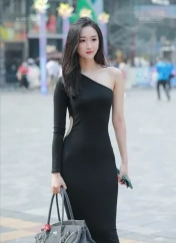 黑裙子如何穿出高级感?这些美女都做到了! 黑裙子如何穿出高级感?这些美女都做到了!