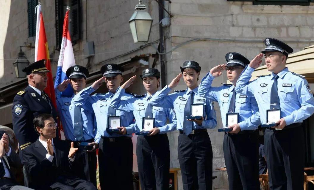 都是警服 忍了 美国和韩国 看到迪拜警服 和想象的不同 情感资讯 爱老家动漫