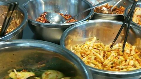 玉米面|湖南大碗饭：每人13元能吃26个菜，老板连开4家分店，买车又买房