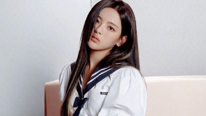 杨超越|被杨超越最新写真美到了，穿水手“制服”配白丝袜，清纯感满满
