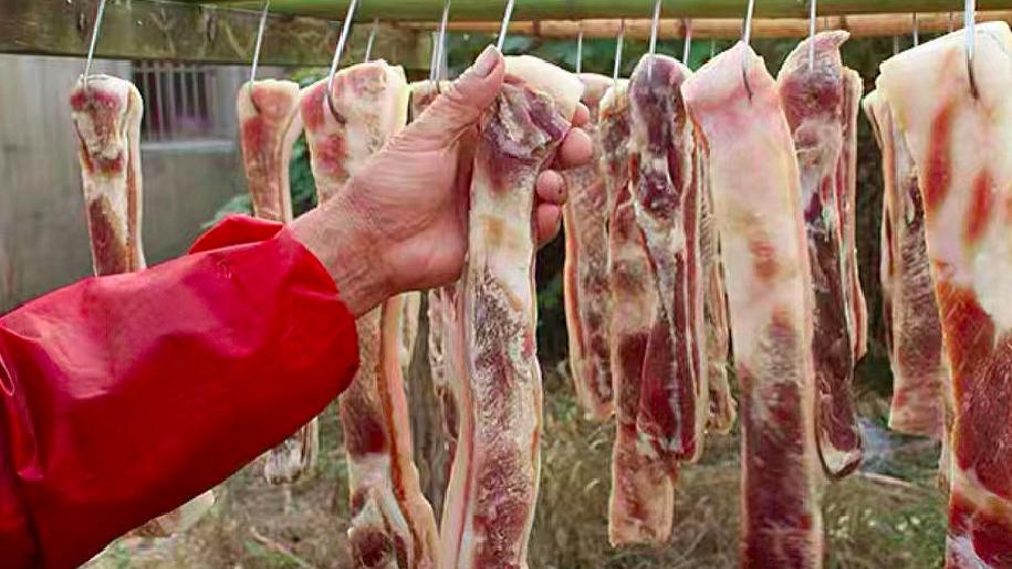 腊肉|做腊肉时，10斤肉多少盐合适？掌握5步，腊肉晶莹剔透，放一年不坏