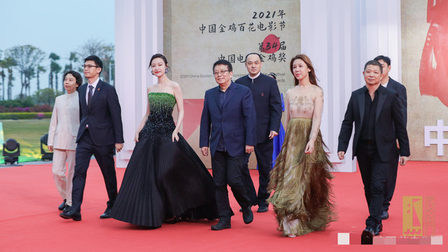 哈利·波特|男星走红毯啥时候也能卷起来？有人穿羽绒服，有人像遛弯老大爷