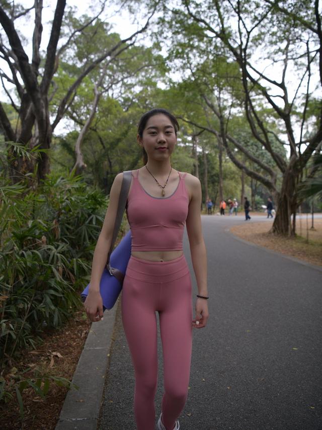 运动装难得高调一回，露脐背心配粉色瑜伽裤，适合在任何地方健身