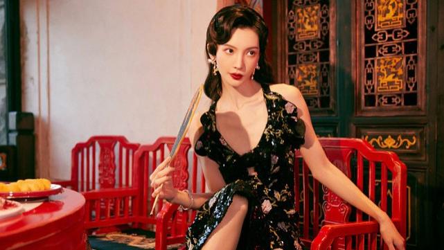 发型 金晨的体态好适合复古风，一袭古典印花裙配贴面发型，好古典