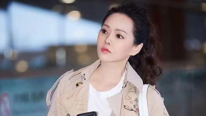 发型|伊能静的早秋穿搭又“扮嫩”成功，穿风衣扎高马尾，减龄不止20岁