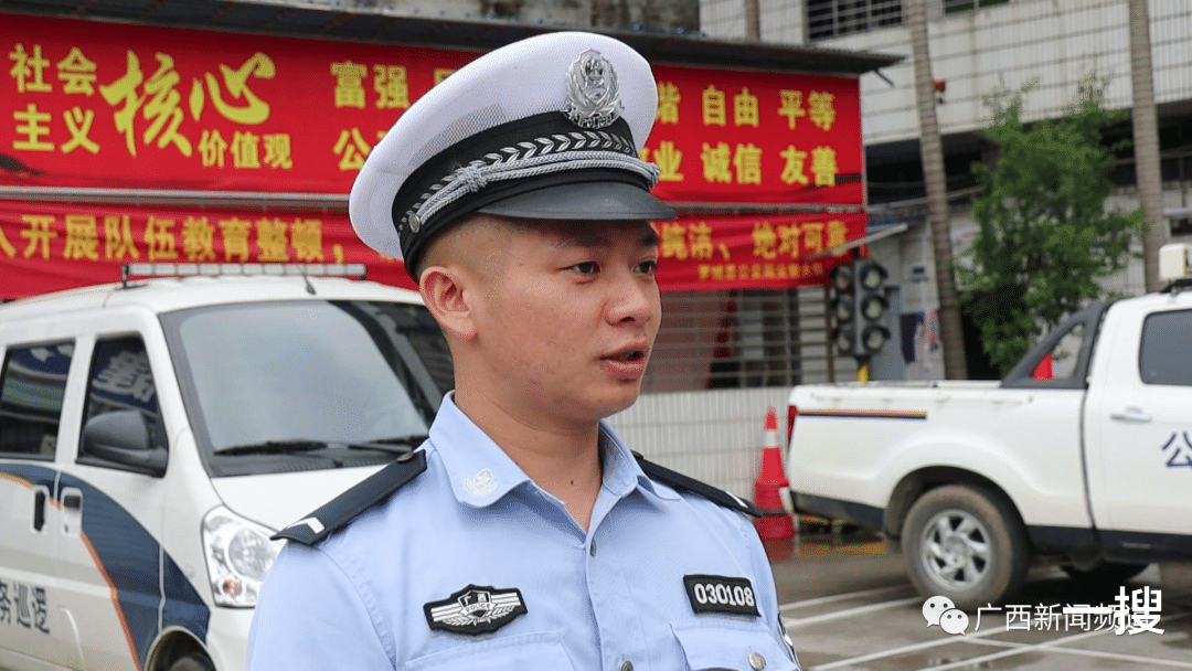 9座面包车当 校车 挤18名小学生 社会资讯 历史故事网