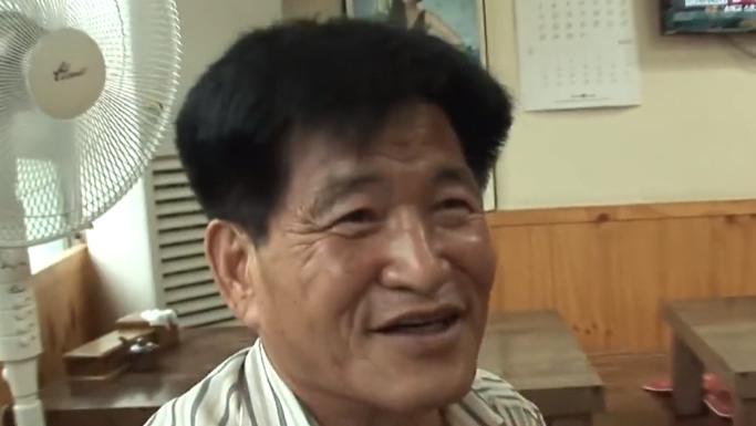 发型 故事：韩国50岁大叔拿风油精当眼药水，一天用掉一整瓶，现状如何