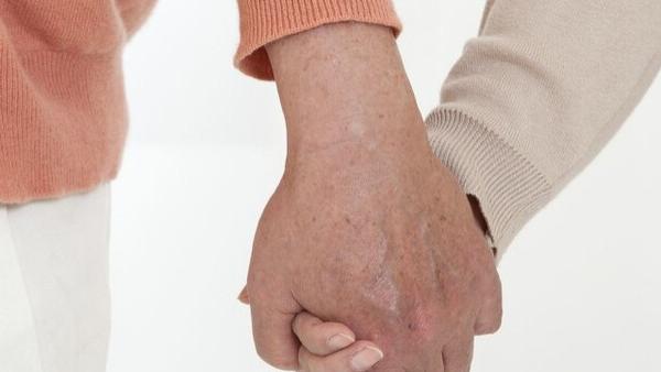 陈大美妮儿|年过六旬的王姨离婚，只为了和癌症晚期的初恋长相厮守