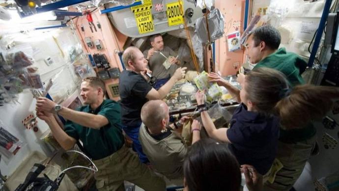 中国“天宫”VS国际空间站，美媒：宇航员挤一起睡，就像垃圾堆