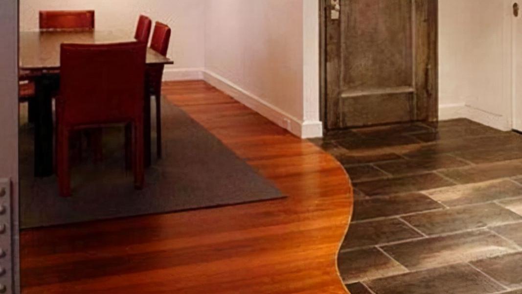 头次见有钱人在旧瓷砖上铺木地板，实在太聪明了，懊悔现在才知道