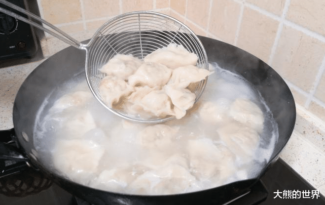 煮冷冻饺子,开水下锅还是冷水下锅?学会一招,饺子不开裂不露馅 煮冷冻饺子,开水下锅还是冷水下锅?学会一招,饺子不开裂不露馅