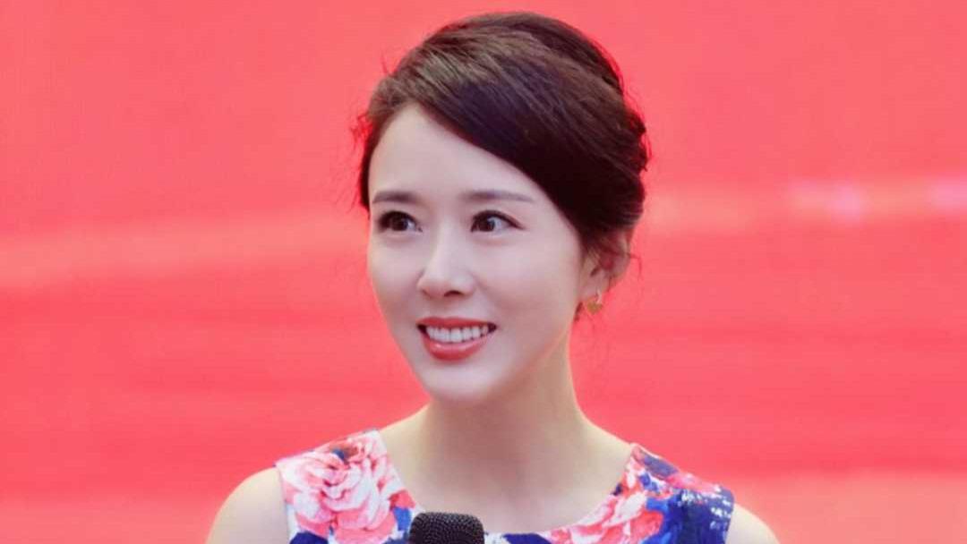 南瓜|又被颜丹晨的优雅气质迷倒，穿印花裙配淡雅妆容，美得很高级