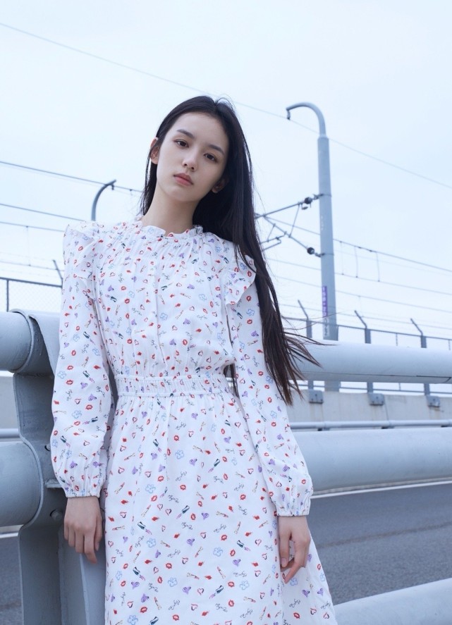 她是《少年的你》女二号,现实中气质甜美,穿碎花裙清新靓丽!