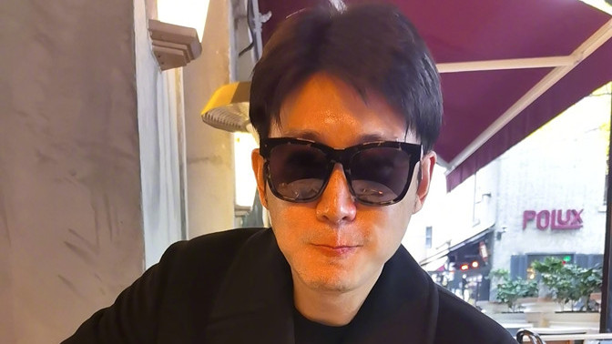 高圆圆 46岁陆毅露天餐厅里庆生！穿大衣戴墨镜好绅士，瘦身成功颜值回春