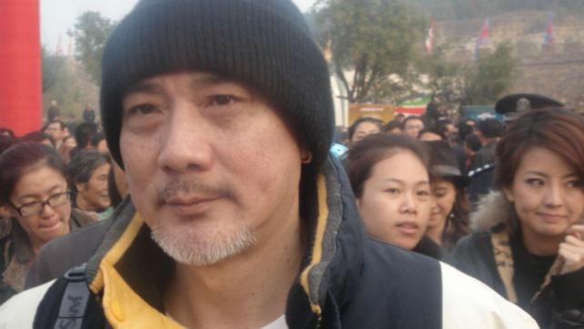 徐少强|71岁徐少强堕落了？身穿20元背心胡子花白，成为“横漂”一族