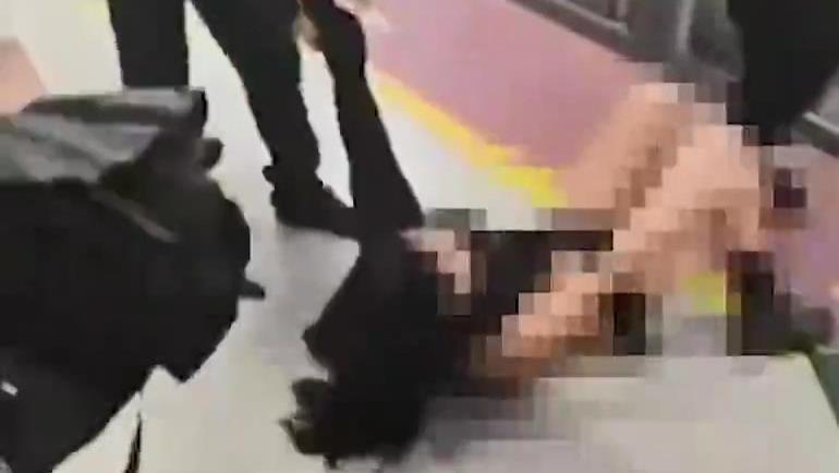 西安地铁 反转：西安地铁女子被粗暴拖拽致衣不遮体，保安被停职7人被处理