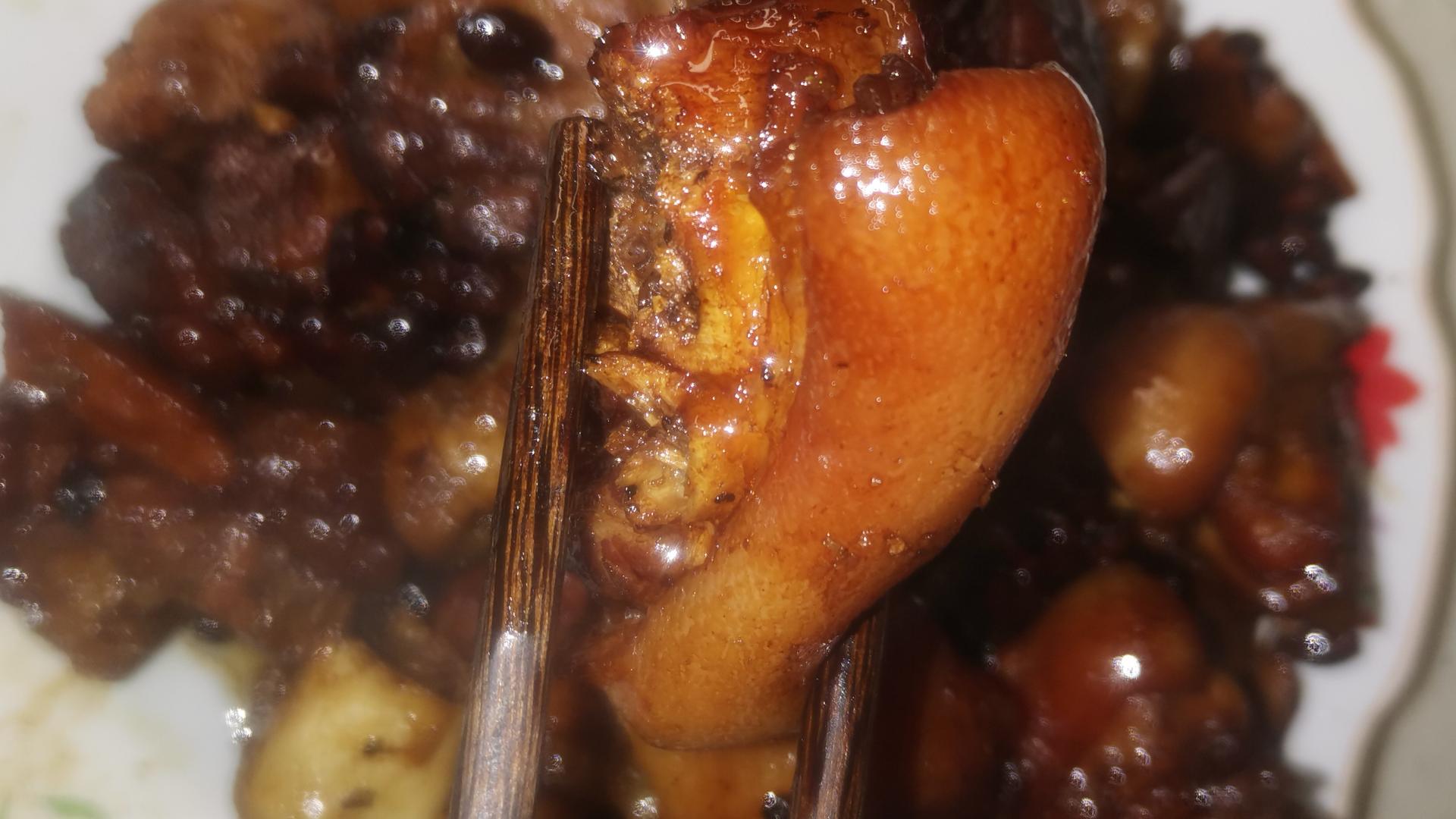 自助餐|炖猪蹄，千万别忘了放“它”，炖出来的猪蹄色泽红润又有嚼劲