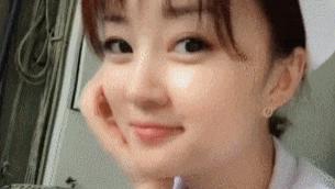 “出差在外，让儿子拍一张媳妇照片，都12点了还不起床”