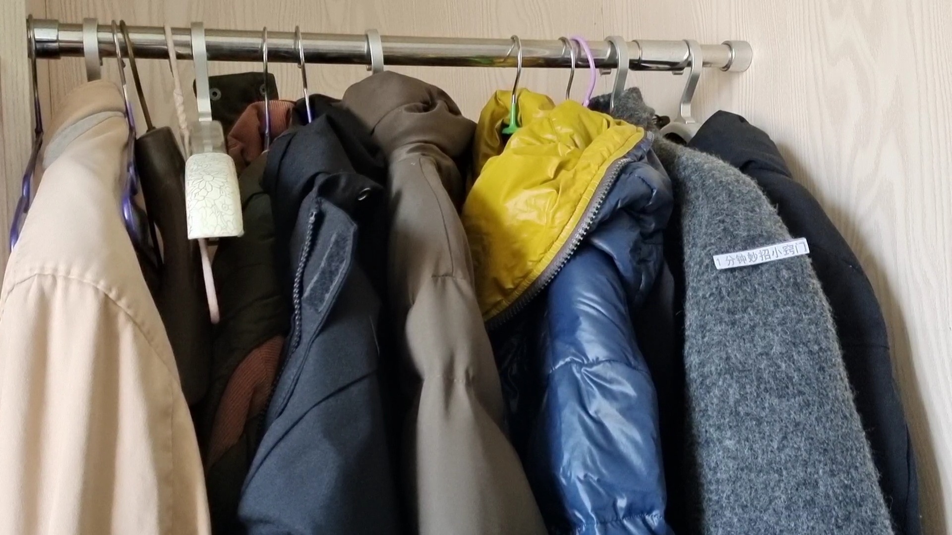 家里衣服太多怎么办？别再买柜子了，教你一招简单整齐收纳衣服